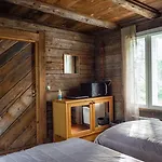 Hotel Iisakki Village *